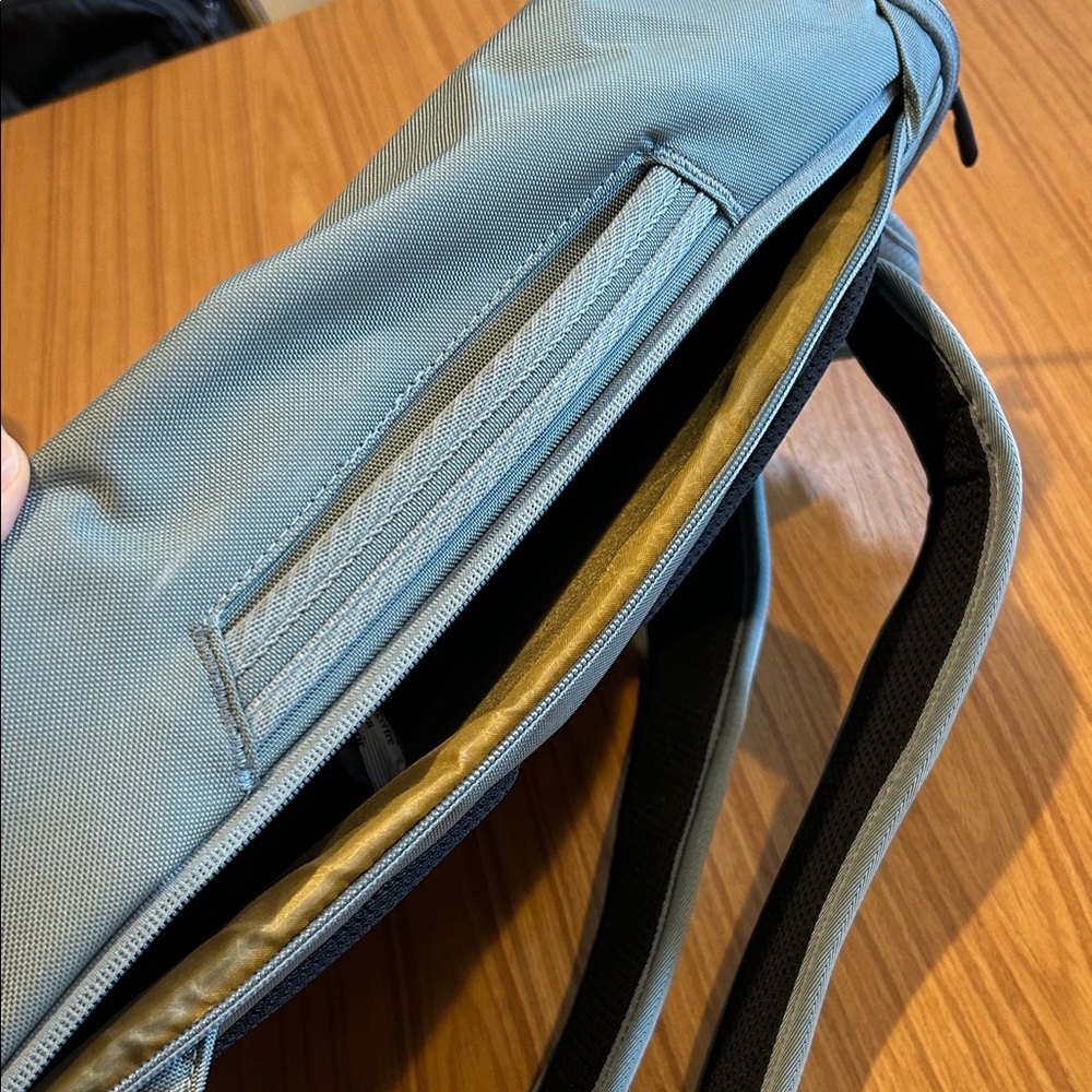 Thule like new Backpack - image 4